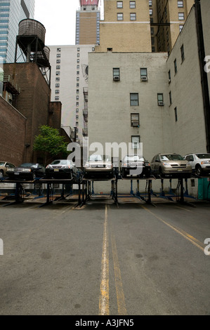 Vue d'un empilement multi de niveau plein air système de parking à New York États-Unis Juin 2005 Banque D'Images