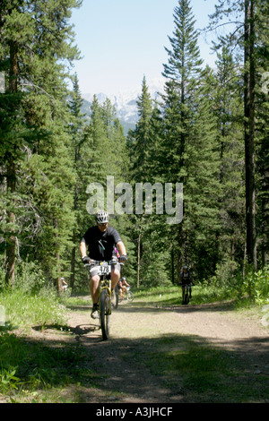 Course de vélo 24 heures d'adrénaline à Canmore, Alberta, dans les Rocheuses canadiennes Banque D'Images