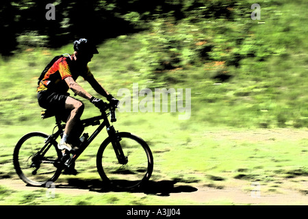 Course de vélo 24 heures d'adrénaline à Canmore, Alberta, dans les Rocheuses canadiennes Banque D'Images