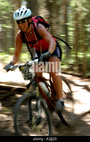 Course de vélo 24 heures d'adrénaline à Canmore, Alberta, dans les Rocheuses canadiennes Banque D'Images