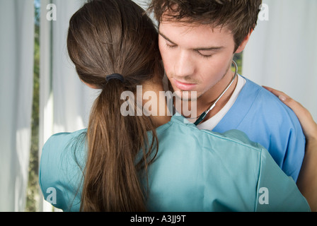 Doctor and Nurse Hugging Banque D'Images