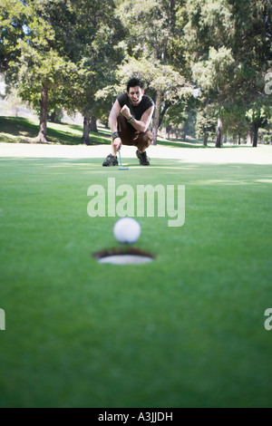 Man Watching Golf Ball Banque D'Images
