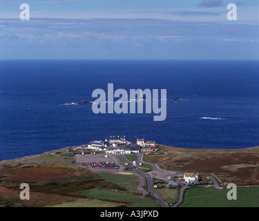 Lands End avec Phare drakkars Cornwall UK Offshore vue aérienne Banque D'Images