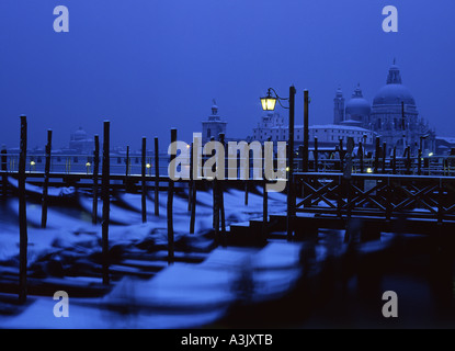 Venise en vue de la neige plus de gondoles sur Molo à Santa Maria della Salute à Venise Vénétie Italie nuit dawn Banque D'Images