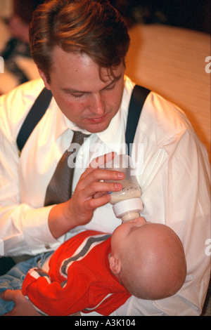 Père nourrir bébé garçon de 30 ans et 5 mois. St Paul Minnesota USA Banque D'Images