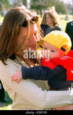 Mère et fils embrassant amoureusement âgés de 30 et 6 mois. Minneapolis Minnesota USA Banque D'Images