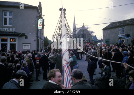 Barwick dans le Yorkshire d'Elmit abaissant le Maypole une fois tous les trois Années son plus haut pôle de mai en Angleterre 1972 années 1970 HOMER SYKES, ROYAUME-UNI Banque D'Images