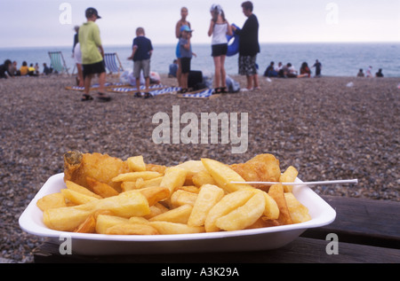 Fast food Fish and chips plaque plastique polystyrène plage vacances Brighton Sussex années 1990 Royaume-Uni. HOMER SYKES Banque D'Images