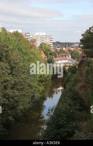 Le du canal de Shropshire Union, Chester, entre les murs de la ville Banque D'Images