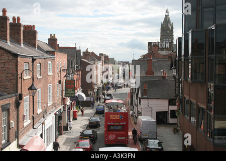 Northgate Street, Chester de la porte nord vers la mairie et l'ancien cinéma Odeon Banque D'Images