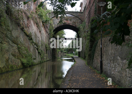 Le Chester du canal de Shropshire Union, sous les murs de la ville Banque D'Images