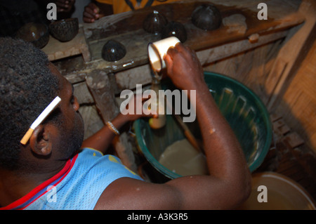 Un kava bar sur l'île de Tanna au Vanuatu où le kava est servi par la lumière d'une lampe huricane Banque D'Images