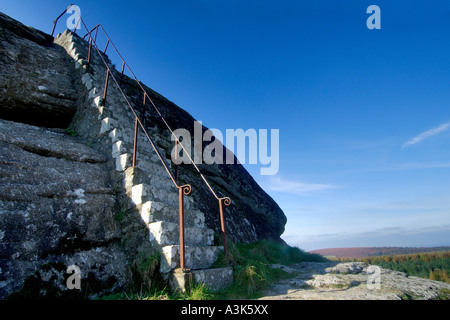 Escalier en granit avec des mains courantes en métal rouillé menant au ciel bleu clair en haut de Blackinstone Rock, près de Clapham Banque D'Images