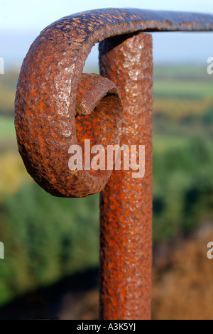 Macro Close up of rusty metal dénoyautées et la main courante en haut de Blackinstone Rock, près de Clapham à Dartmoor Banque D'Images