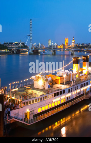 Bateau sur la Tamise à Londres Angleterre Royaume-Uni Royaume-Uni Grande-Bretagne Banque D'Images