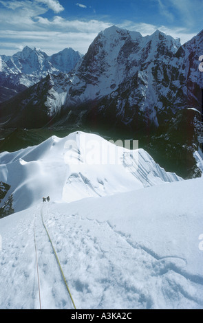 Alpinistes sur l'arête sud-est de la région de Khumbu Lobuche Peak Everest Népal Himalaya Banque D'Images