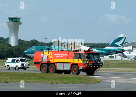 Véhicules d'urgence sur la piste de l'aéroport Farnborough Hampshire England UK Banque D'Images