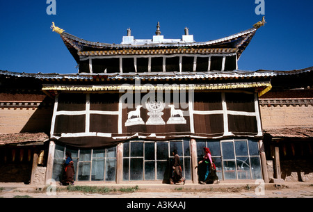 27 juillet 2006 - Les sections locales entourant un temple pendant leur prière du matin en direction de Sertri Gompa dans le village chinois de Langmusi. Banque D'Images