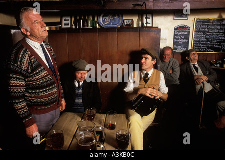 Style de vie rural East Anglia communauté agricole des années 1980 Royaume-Uni recevoir de la poésie et chanter des chansons folkloriques traditionnelles des années 1980 1985 Laxfield Suffolk Royaume-Uni HOMER SYKES Banque D'Images