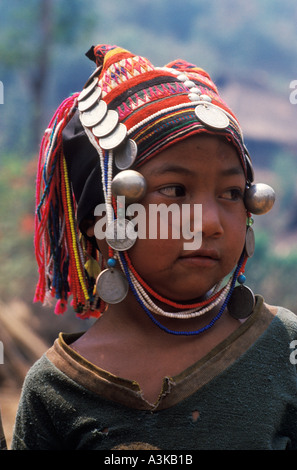 Akha fille dans l'headdress traditionnel et Western Tee shirt Northern Thailand South East Asia. Années 1990 HOMER SYKES Banque D'Images