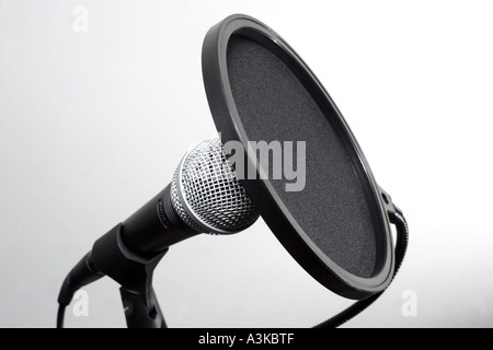 Un microphone dynamique Shure sur un stand équipé d'un écran pop Banque D'Images