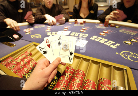 Un croupier montre ses cartes à la table de poker au casino de rendez-vous à Brighton Marina Village Banque D'Images