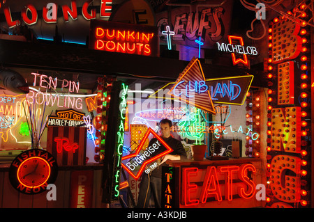 Une galerie consacrée au néon, vintage et modernes qui fredonne et légumineuses avec des couleurs sous les arches sur le front de mer de Brighton. Banque D'Images