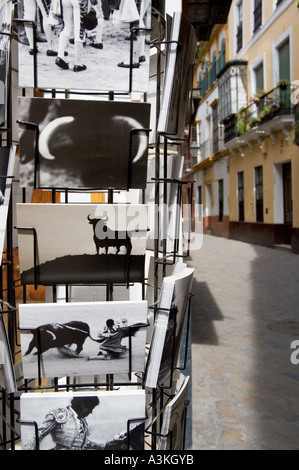 Un rack de la corrida des cartes postales dans une rue de Séville Espagne Europe Banque D'Images