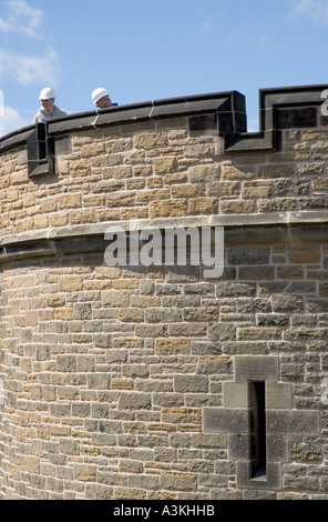 Deux travailleurs de la construction port du casque sur le dessus d'une tour au château d'Édimbourg en Écosse UK Banque D'Images