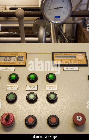 Un panneau de contrôle à l'Talisker Distillery Carbost Ile de Skye Scotland UK Banque D'Images