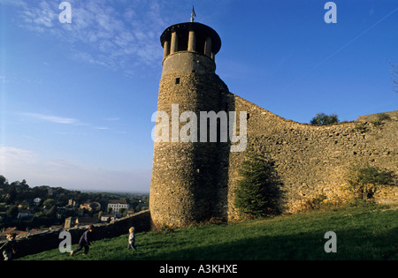 Enfants jouant à côté des remparts de la forteresse dans le village de Cremieu, Isere, France. Banque D'Images