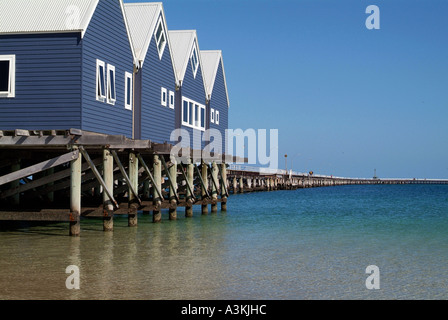 Sur les cabanes de bois peintes de couleurs vives en Busselton Jetty Geographe Bay Australie Occidentale Banque D'Images