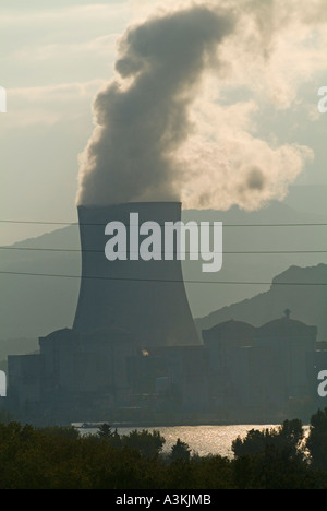 Émettant de la fumée des tours de refroidissement nucléaire du Tricastin Drome France Banque D'Images