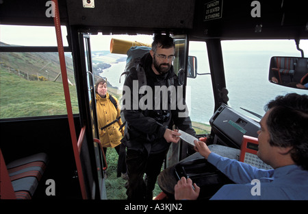 Les marcheurs de monter dans le bus en milieu rural dans le sud du Devon en Angleterre South Hams Banque D'Images