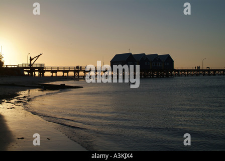 La plage et les cabanes de bois sur Busselton Jetty à Geographe Bay Australie Occidentale Banque D'Images