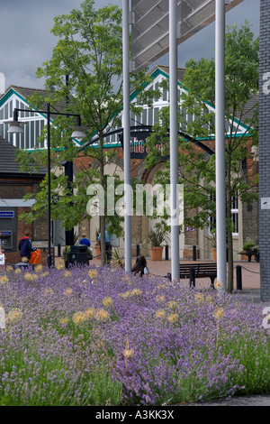 Architecture ancienne et nouvelle à l'entrée de McCarthur Glen Designer Outlet vieux bâtiments ferroviaires Swindon Swindon England UK Banque D'Images