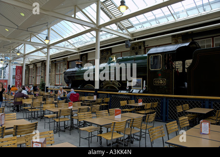 Locomotive historique dans Food Hall McCarthur Glen Designer Outlet Swindon Swindon Angleterre Bâtiments victorien restauré Banque D'Images