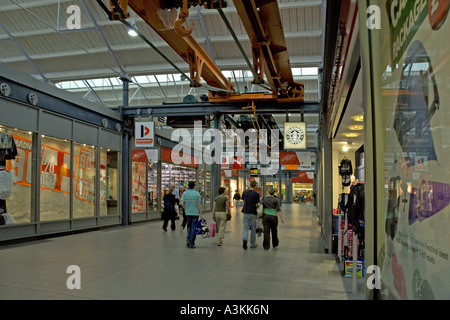 Bâtiments ferroviaires victorien restauré McCarthur Glen Designer Outlet Swindon construit par Brunel Angleterre Swindon Banque D'Images