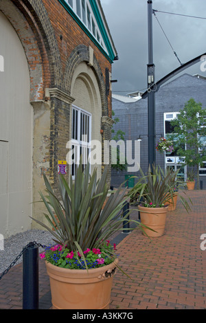 Bâtiments ferroviaires victorien restauré McCarthur Glen Designer Outlet Swindon construit par Brunel Angleterre Swindon Banque D'Images