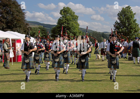 Les cornemuseurs de la compétition à Pitlochry Perthshire Scotland Highland Games Banque D'Images