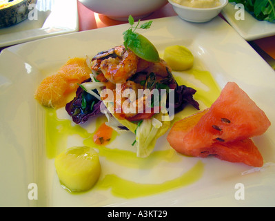 Gros plan sur l'alimentation des crevettes au Chili une plaque blanche cuisine délicieuse Banque D'Images