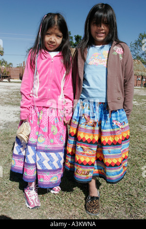 Miami Florida,Everglades,Miccosukee Seminole Tribe Arts Festival,foire des festivals,réservation,Native Girls,patchwork robes,FL051231348 Banque D'Images