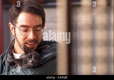 Portrait man holding British Blue Cat Banque D'Images