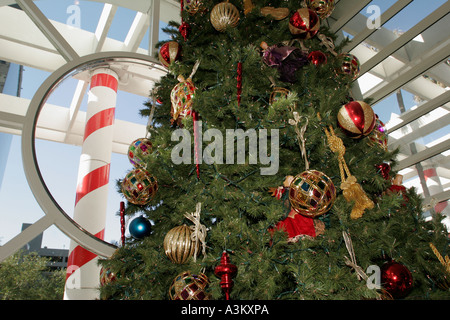 Miami Florida,One Brickell Square,Festival des arbres,vacances d'hiver,Noël,décoration,décorations,bulbes,architecture,architectural,visiteurs Banque D'Images