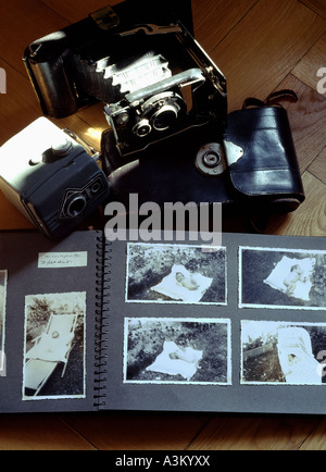 Album photo ancienne avec 1941 photos de bébé et de vieux appareils photos Banque D'Images