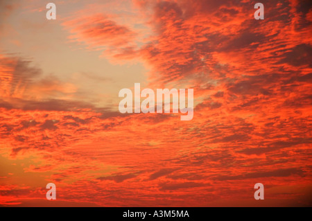 Nuages rouges d'un lever du soleil brillant Banque D'Images