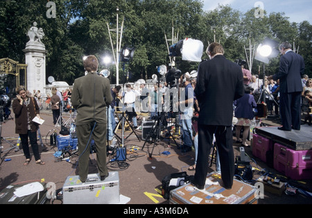 Princess Diana Death in1990s Grande section de route à l'extérieur de Buckingham Palace fermé utilisé par les équipes de presse des médias du monde entier reportant de Londres Angleterre Royaume-Uni Banque D'Images