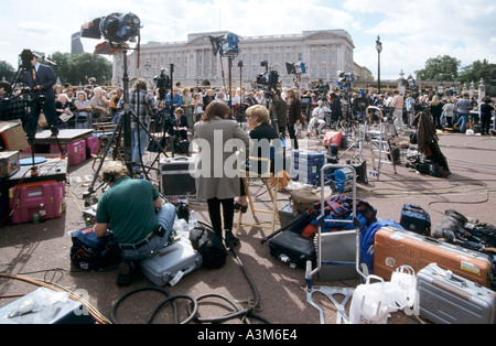 Mort de la princesse Diana des années 1990 Grande section de route à l'extérieur du palais de Buckingham fermé utilisé par les équipes de presse des médias du monde entier reportant de Londres Angleterre Royaume-Uni Banque D'Images