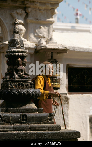 Pilgrim à Bodhnath stupa à Pashupatinath, Népal. Bodnath est le centre religieux de la communauté tibétaine du Népal. Banque D'Images