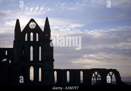 L'Abbaye de Whitby vestiges d'église bénédictine dans les soins de l'English Heritage vu en silhouette Banque D'Images